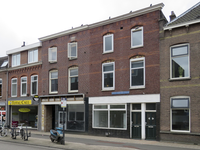 907542 Gezicht op de voorgevels van de leegstaande woonwinkelpanden Amsterdamsestraatweg 146 (rechts)-lager te Utrecht.
